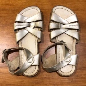 THE SALT WATER SANDAL by Hoy Girls Size 2 Silver Leather Sandals ☀️